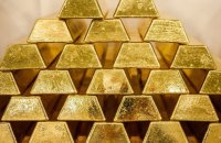 Золото продовжує стрімке зростання і сьогодні сягнуло майже $5 600 за унцію. Тим часом срібло злетіло вище $120