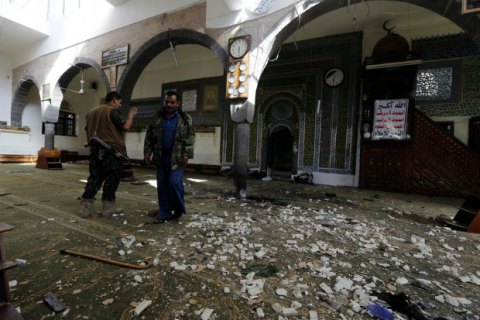 ​В Йемене боевики ИГ устроили взрывы в мечети во время молитвы