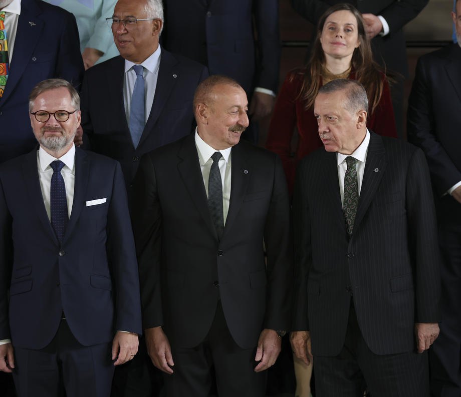 Прем'єр Чехії Петр Фіала, президент Азербайджану Ільхам Алієв і президент Туреччини Реджеп Таїп Ердоган 