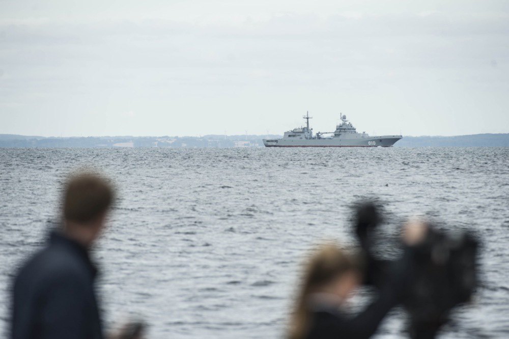 Російський великий десантний корабель «Іван Грен» проходить повз міст Великий Бельт між данськими островами Зеландія і Фюн, 5 серпня 2022 року. Військово-морські сили Данії супроводжують усі судна, що прямують через данські води.