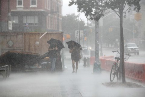 Жителей Нового Орлеана эвакуируют из-за шторма