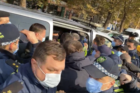 В Тбилиси полиция задержала 46 участников акций в поддержку Саакашвили