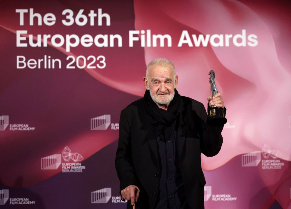 Угорський кінорежисер Бела Тарр під час 36-ї церемонії вручення Європейської кінопремії в Берліні, 9 грудня 2023 р.