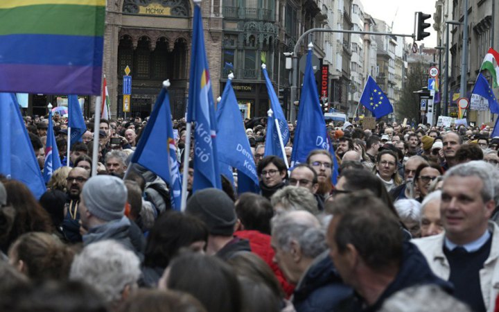 У Будапешті тисячі людей протестували проти закону про заборону прайду