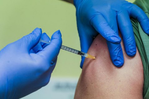 На Донбасі почали вакцинацію українських військових від COVID-19