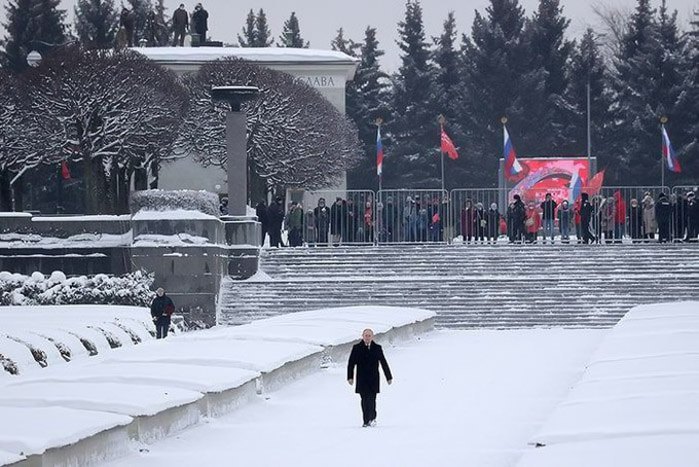 Путін поклав квіти з нагоди роковин зняття блокади Ленінграда. Нечисленних живих блокадників до нього не пустили - вони
залишилися за парканом, 27 січня 2022. 