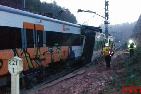 В Каталонии поезд сошел с рельсов, есть погибший