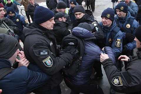 Четыре человека получили подозрение за штурм Подольского райотдела полиции в Киеве
