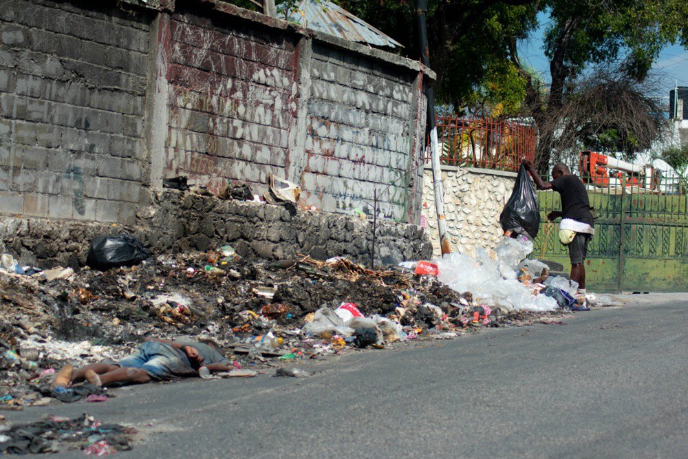 Тіло вбитого чоловіка лежить на смітнику в Порт-о-Пренсі, Гаїті, 15 березня 2024 року.