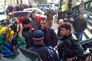 В Одессе активисты задержали и передали милиции 30 местных "полицейских"