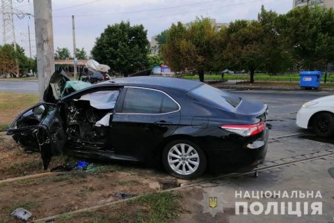 В Одесі автомобіль врізався у стовп, загинуло двоє людей