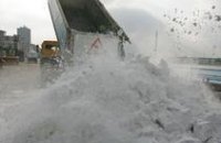 На заснеженные дороги Днепропетровска вышли 37 машин с соляно-песчаной смесью