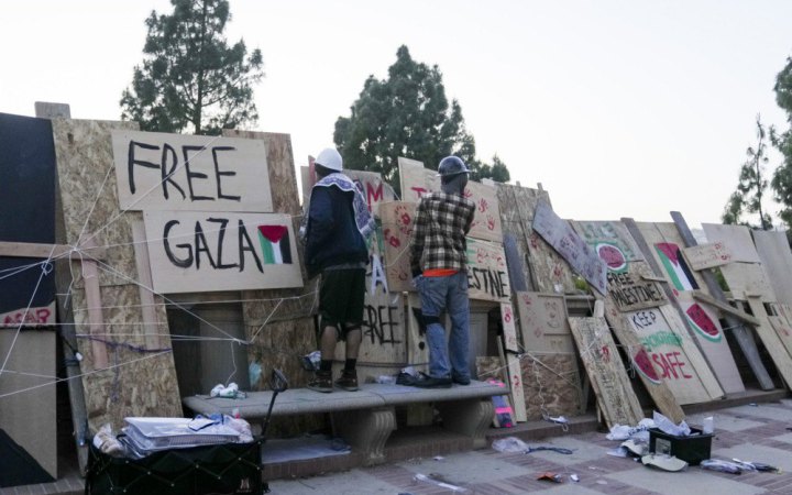 У кампусі Каліфорнійського університету залишаються сотні пропалестинських протестувальників 