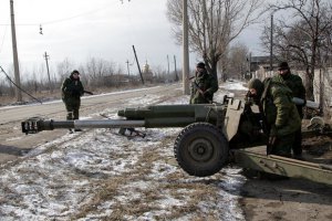 Боевики ночью обстреляли украинских военных из запрещенного оружия