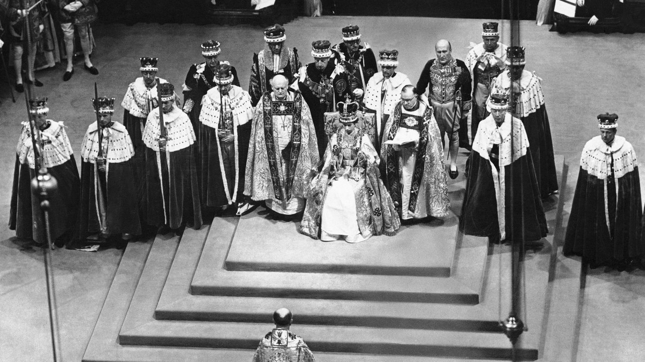 Батько Єлизавети король Георг VI помер 6 лютого 1952 року, коли Єлизавета та Філіпп були в Кенії. Єлизавета негайно повернулася до Англії. Вона була коронована у Вестмінстерському абатстві у червні 1953 року.