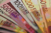 Евро продолжает падать на межбанке