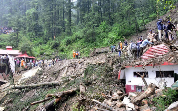 На півночі Індії унаслідок зсувів та повеней загинули щонайменше 348 людей