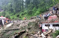 На півночі Індії унаслідок зсувів та повеней загинули щонайменше 348 людей