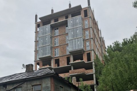 Суддя ОАСК визнав 9-поверхівку на Батиєвій горі 4-поверховим будинком з антресолями