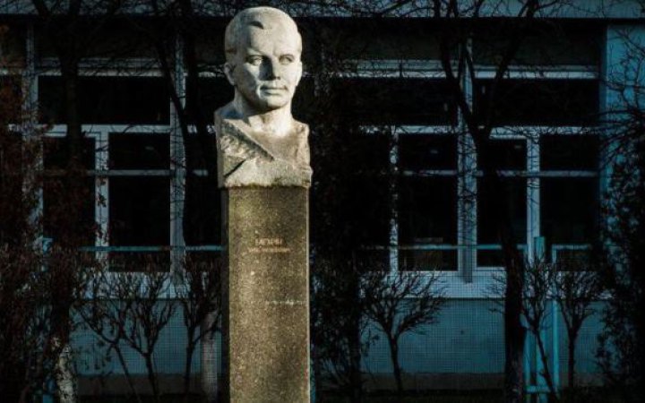 В Києві демонтували  пам'ятник Гагаріну