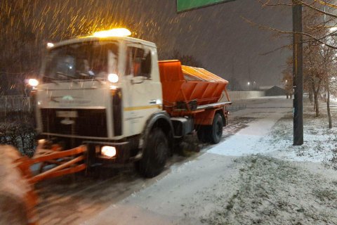 Киевлян предупреждают о сильном снегопаде и просят не парковать авто на обочинах