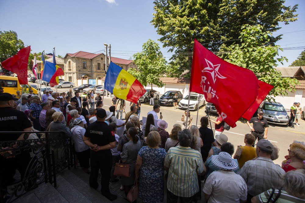 Прихильники Соціалістичної партії Молдови беруть участь у протесті перед Конституційним судом у Кишиневі, 26
червня 2025 року.