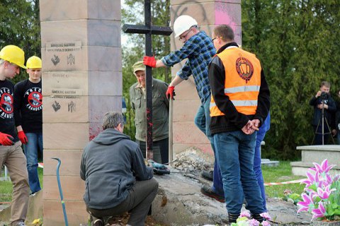 Институт нацпамяти приостановил легализацию польских памятников в Украине
