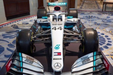 Mercedes представил новую ливрею болида Формулы-1, в которую добавил красный цвет