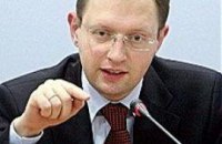 Яценюк просит КС признать закон о местных выборах недействительным