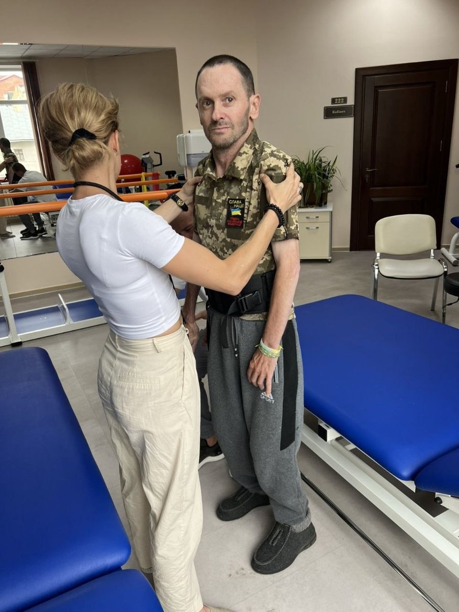 Віталій Бандура із завідувачкою реабілітаційного відділення клініки Іриною Лопушанською. 
