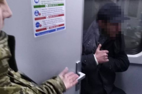 Мужчина пытался незаконно попасть в Польшу, спрятавшись в туалете поезда
