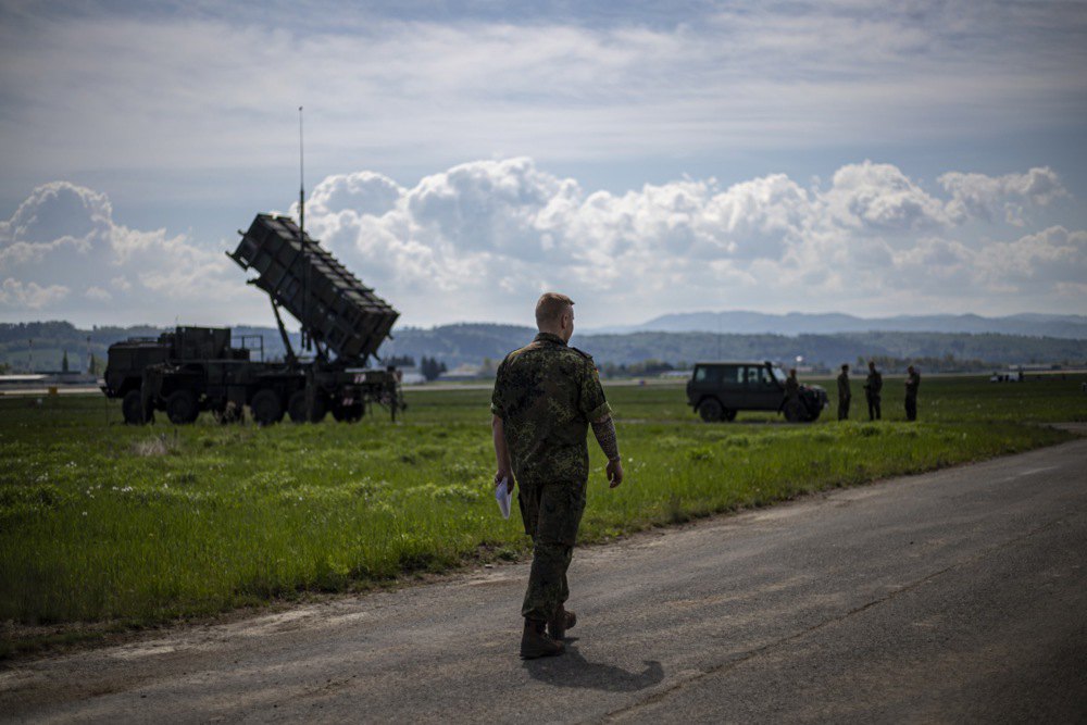 Німецька ракетна системи протиповітряної оборони НАТО Patriot розміщена на авіабазі Сляч, Словаччина, 10 травня 2022 р.