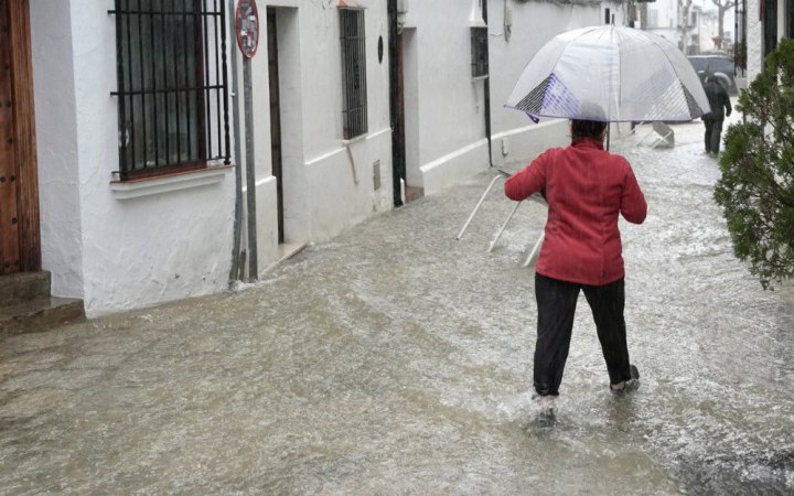 На півдні Іспанії оголосили червоний рівень небезпеки через шторм “Леонардо”