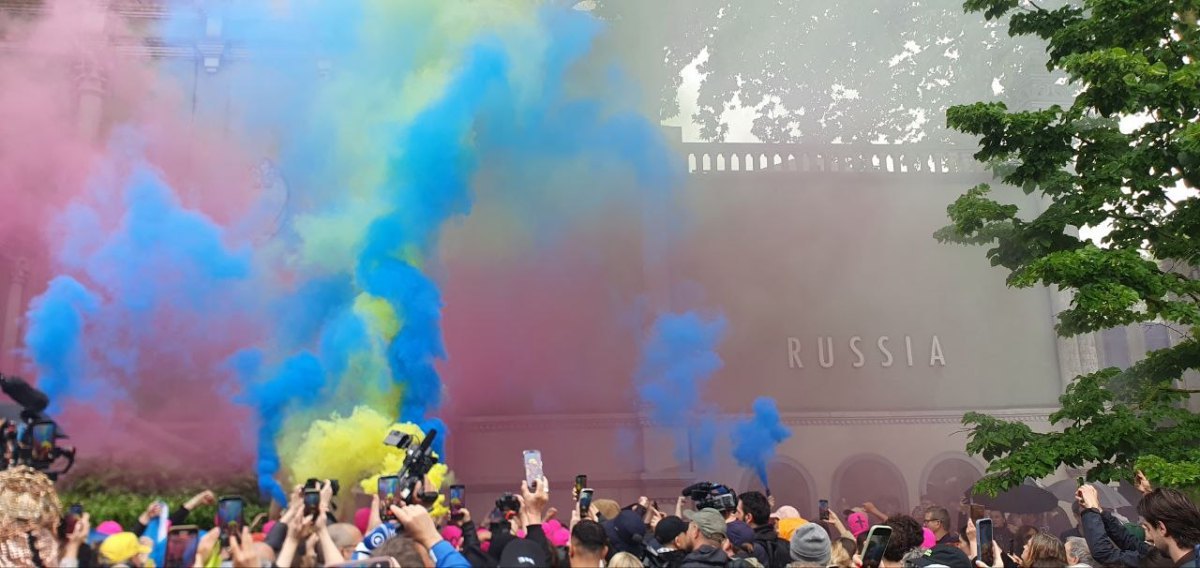 Акція <i>Pussy Riot</i> під російським павільйоном