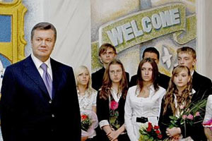 Миссия Януковича: меньше учителей, больше прокуроров и налоговиков