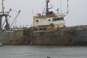 Унесенный цунами японский траулер спустя год нашли у берегов Канады