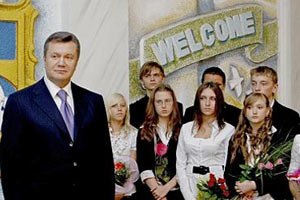 Янукович з Сумською відкрили школу в Києві