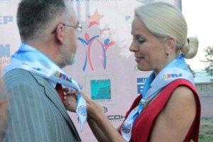 Табачник в Крыму удостоился внимания красивой женщины
