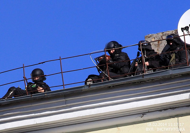 Озброєні правоохоронці на дахах приміщень під час мирної ходи 18 лютого 