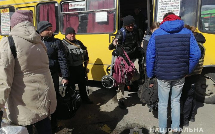 З одного із сіл Вишгородського району евакуювали понад 200 людей, яких окупанти більш ніж тиждень тримали в блокаді