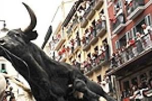 Десятки тысяч туристов съехались на бега быков в Испанию 