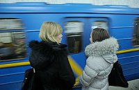 Чоловік, який упав під потяг метро в Києві, вижив