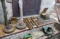 У дворі приватного будинку в Мар'їнці виявили схованку з боєприпасами