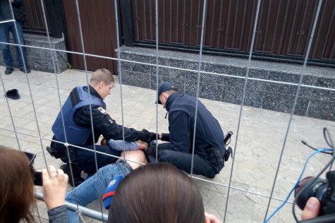 3 человека задержаны за препятствование голосованию на выборах в Госдуму РФ в Киеве