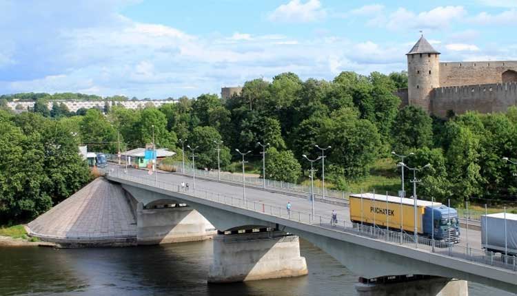 Міст через Нарву, що з'єднує Естонську Республіку з РФ.