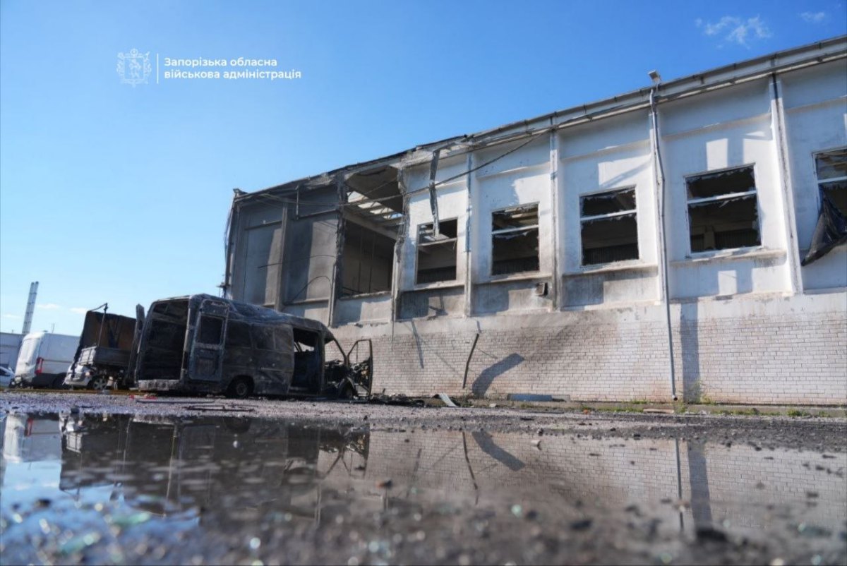 наслідки удару РФ по будівлі логістичного оператора у Запоріжжі