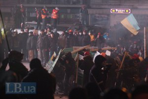 Протестувальники будують нову барикаду на Інститутській, Майдан розширюється (ОНОВЛЕНО, онлайн-трансляція)