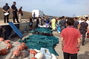 Біля Італії в трюмі судна задихнулися 49 мігрантів