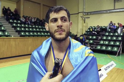 Чемпиона мира по ММА передали чеченским полицейским