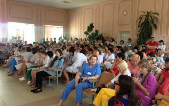 Медики севастопольской больницы №5 во время собрания, фото августа 2015 г.